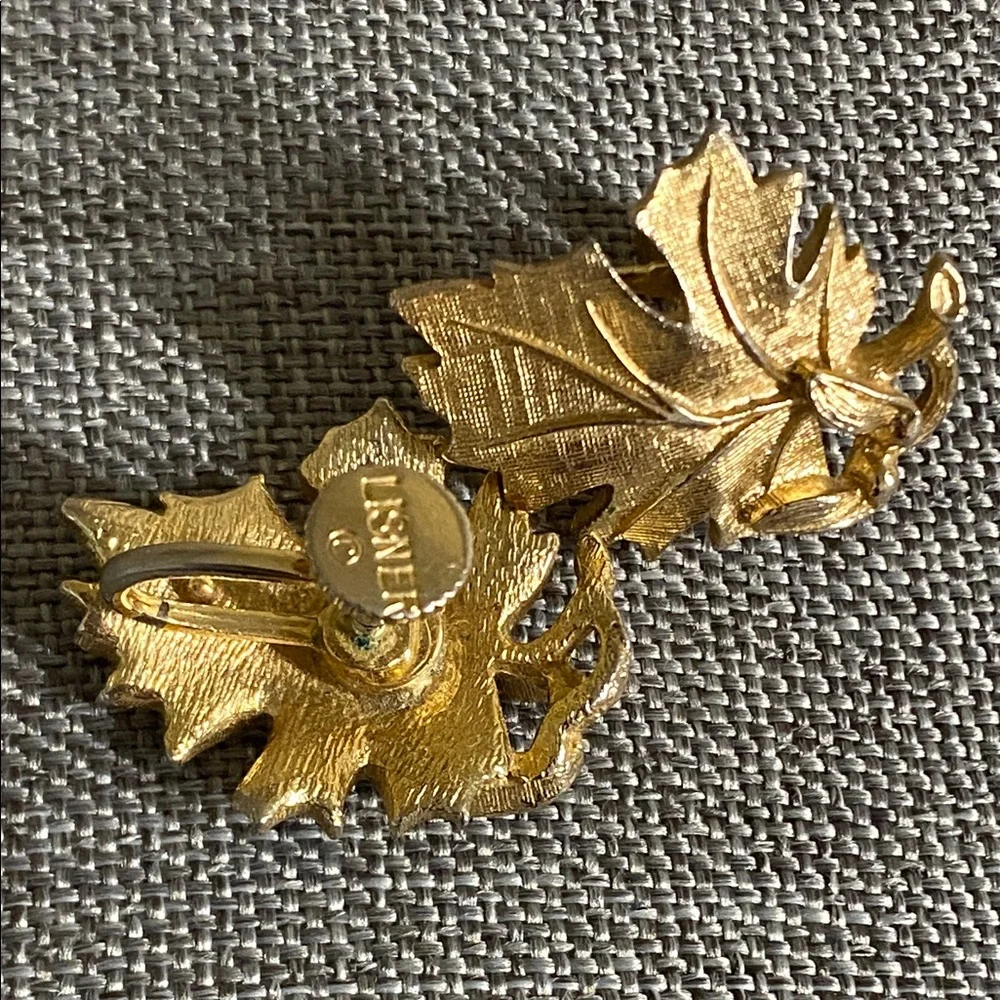 🍁 Vintage Lisner Gold Tone Leaf Clip-On Earrings - Picture 2 of 3